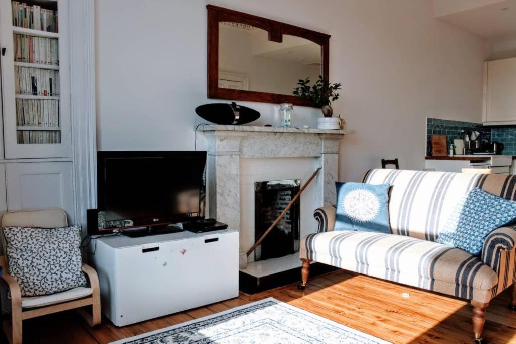 Bruntsfield Apartment | 3 Bedroom Flat Overlooking the Meadows Sleeps 5