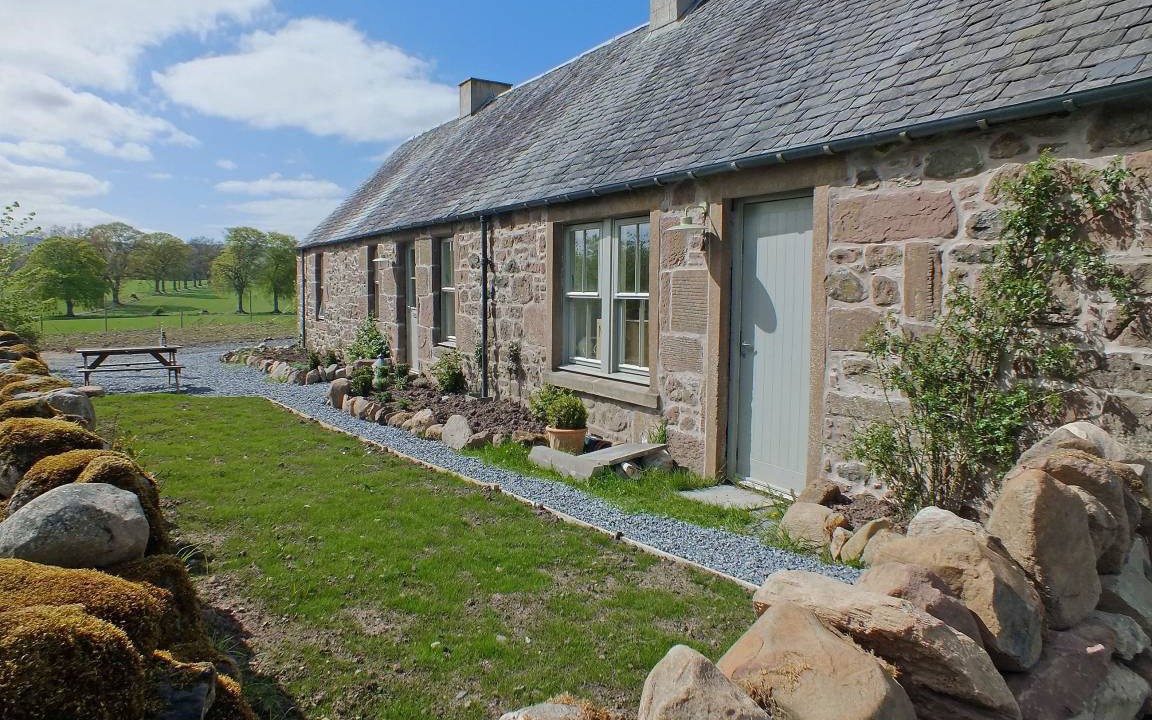 Murthly Cottage | Cabin ∙ 2 bedrooms ∙ 4 guests