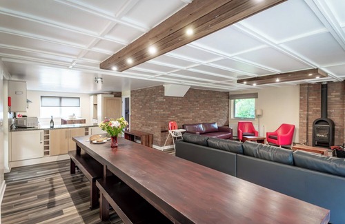 Farley Cabin | Stanton; woodland lodge for 14 with hot tub, log burner, BBQ, near Alton Towers.