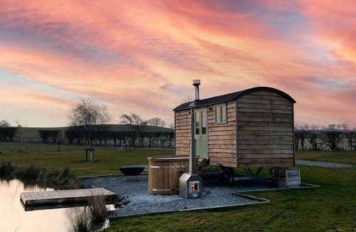 Donaghadee Cabin | Luxury Shepherds Hut w/Hot Tub - Lake views and private
