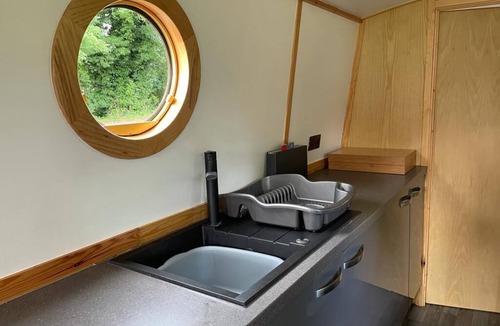 Little Witcombe Boat Rental | Smoke (Rowington Narrowboats)