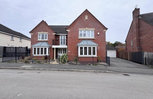 Foxton House | Spacious 4BD House with Character in Coventry