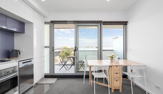 Bellview Bright | Balcony | City view | 50m Train
