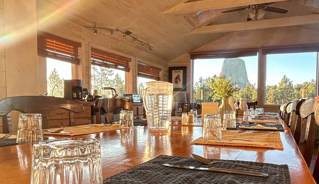 Devils Tower Lodge (Bed and Breakfast)