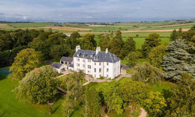 Kilmarnock Apartment | Entire self-contained ground floor of historic Georgian mansion near Troon