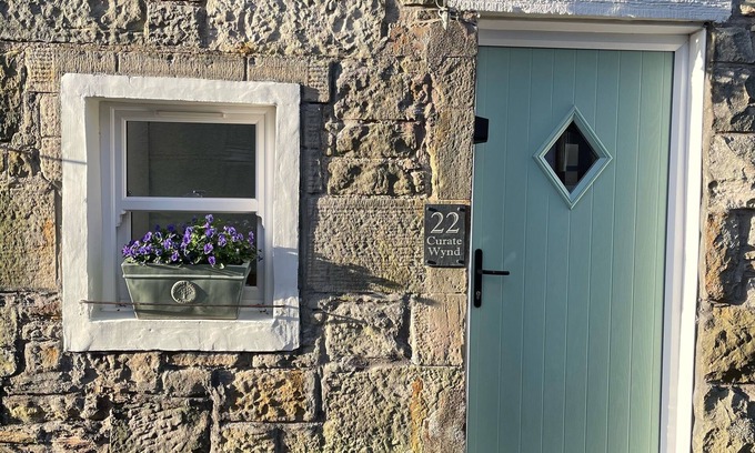 Kinross Cottage | Stylish, modern cottage sleeps 4 with private hot tub. 45 mins from Edinburgh.